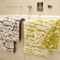 Un esempio di un design bagno leggero in foto a colori beige
