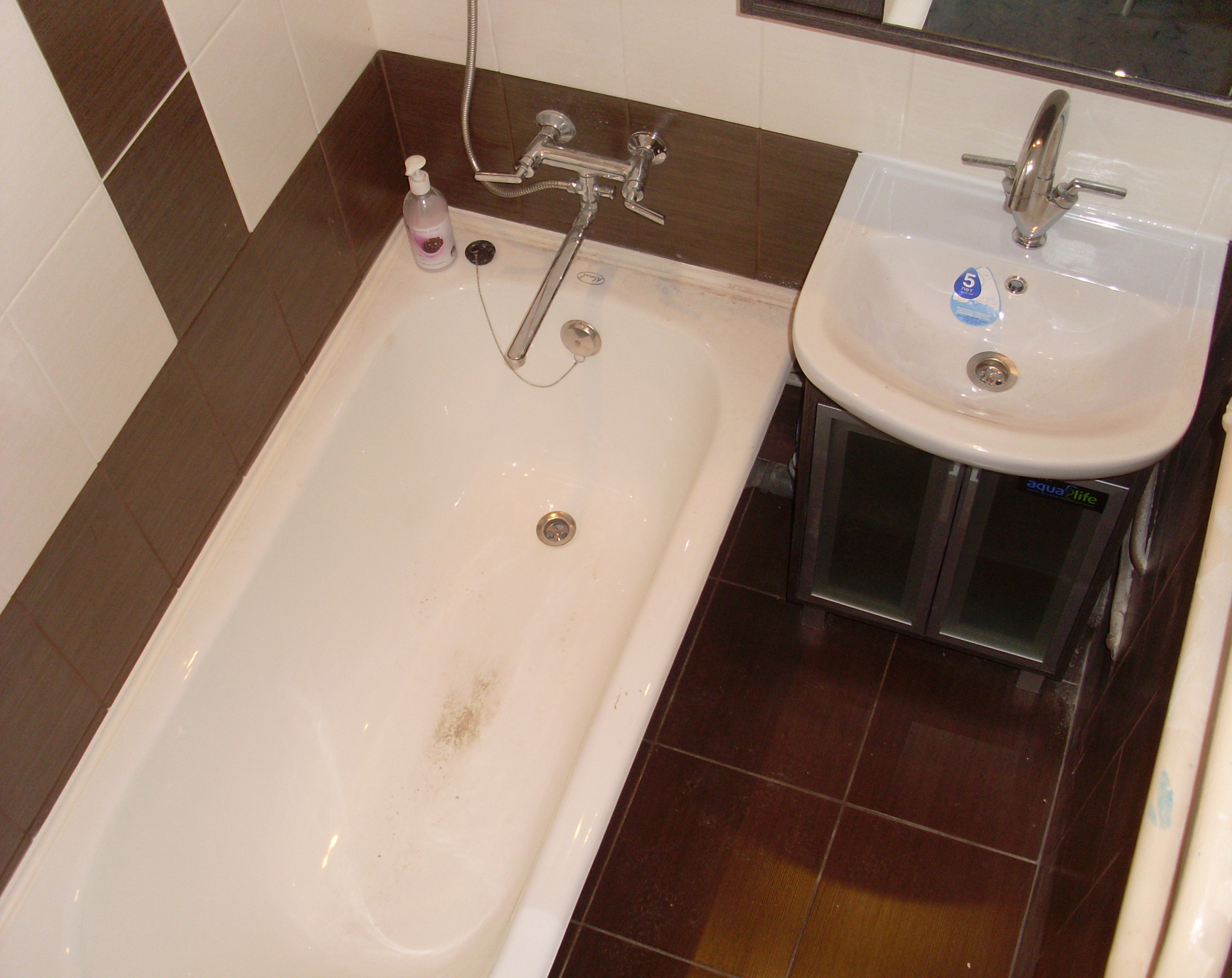 un exemple de style lumineux de la salle de bain à Khrouchtchev