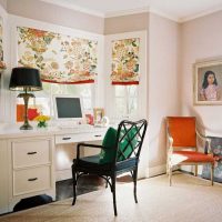 Un esempio di un interno luminoso di un soggiorno con una foto a bovindo