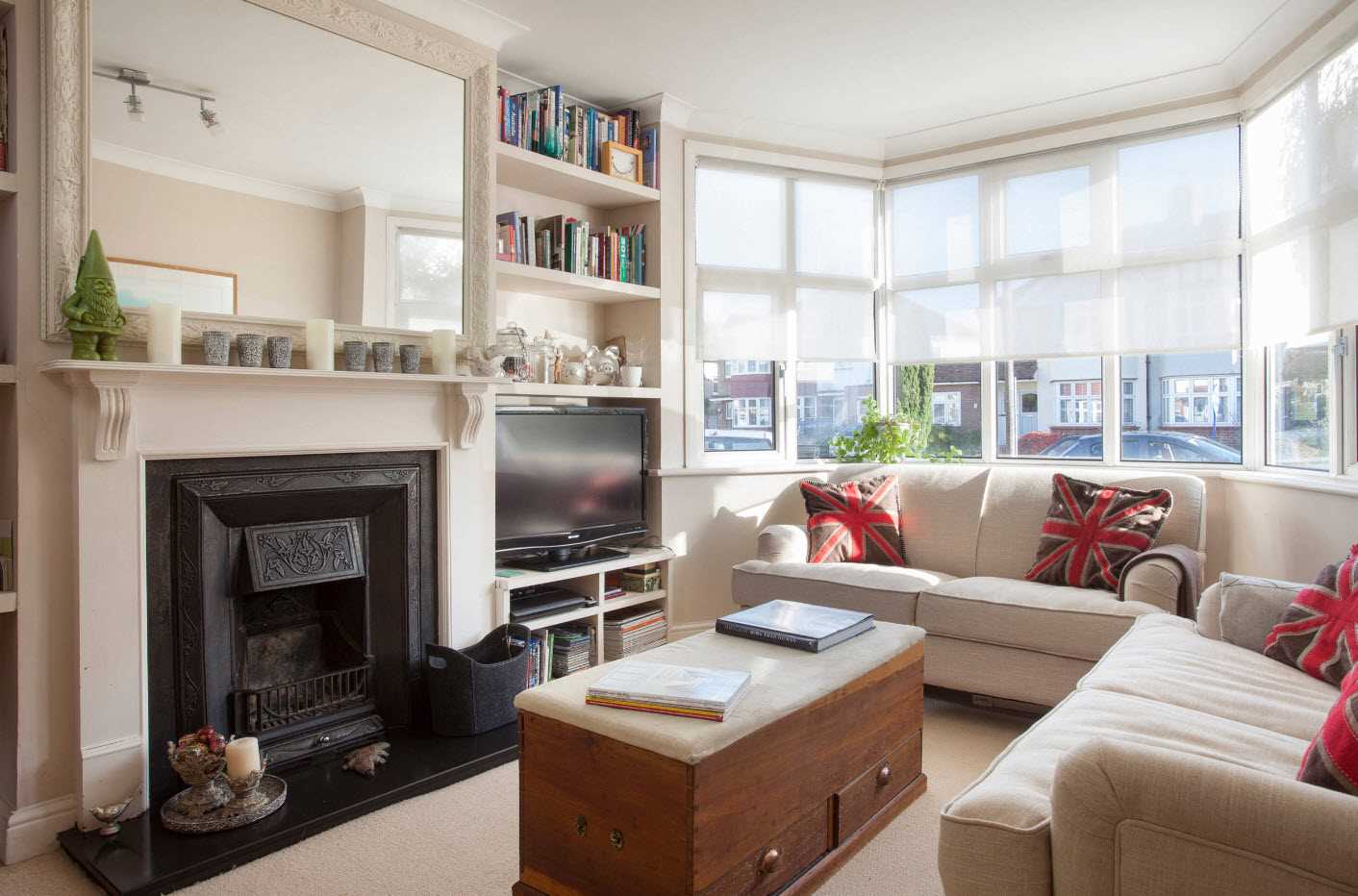 An example of a bright living room design with a bay window