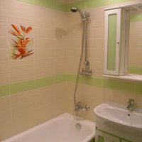 An example of a bright style of a bathroom in Khrushchev