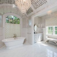L'idée d'une conception de salle de bain lumineuse dans une photo de style classique