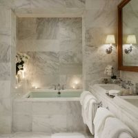l'idée d'un intérieur de salle de bain lumineux dans une photo de style classique