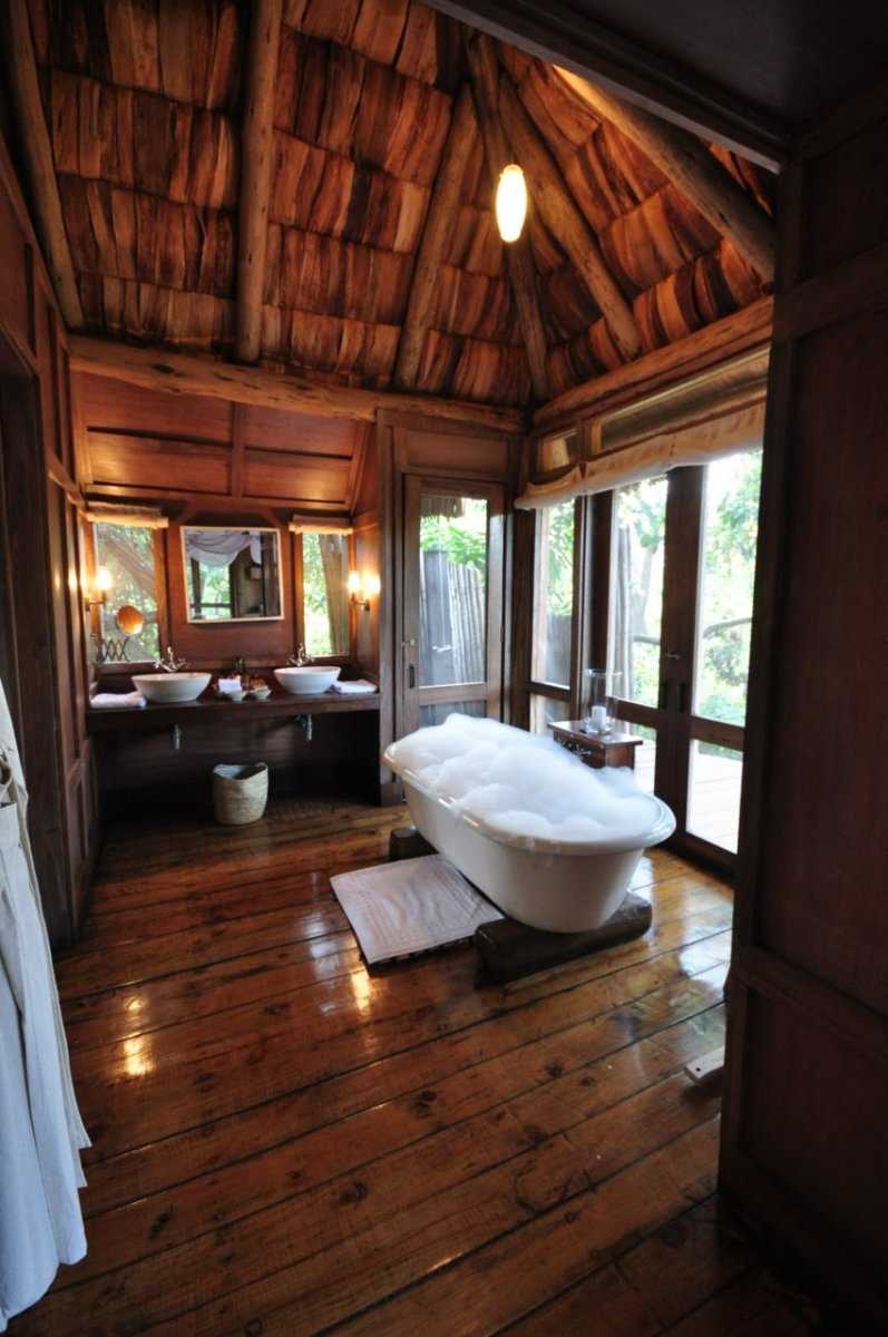 idée d'un style lumineux d'une salle de bain dans une maison en bois
