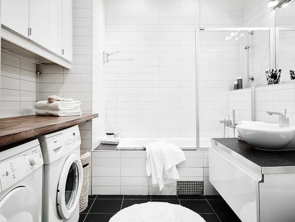the idea of ​​an unusual bathroom interior in black and white