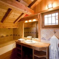 version d'un bel intérieur de salle de bain dans une photo de maison en bois