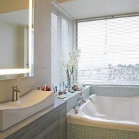 idée de salle de bain de style moderne avec image de fenêtre