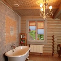 idée de design lumineux d'une salle de bain dans une photo de maison en bois