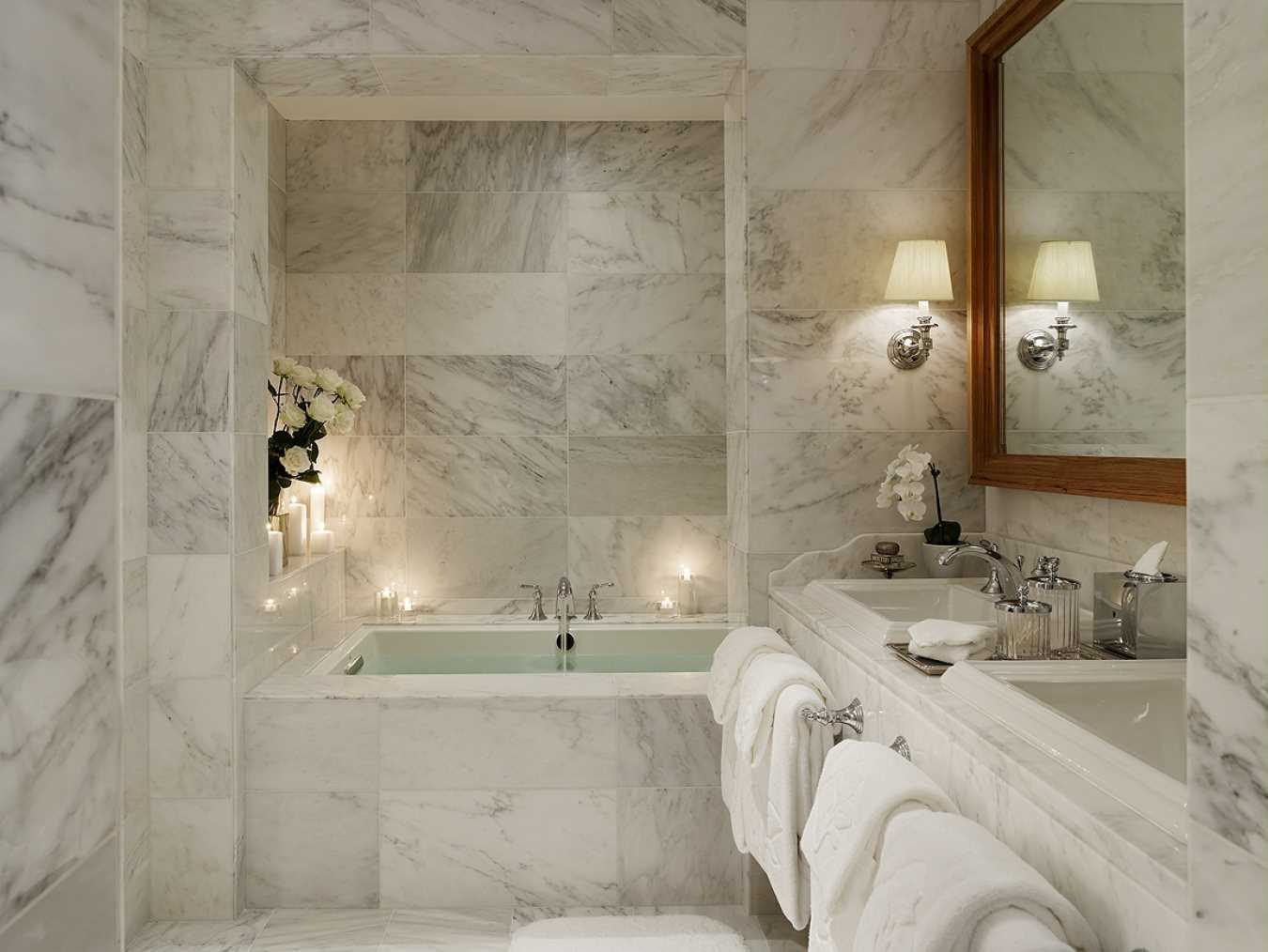 the idea of ​​a bright interior of the bathroom in a classic style