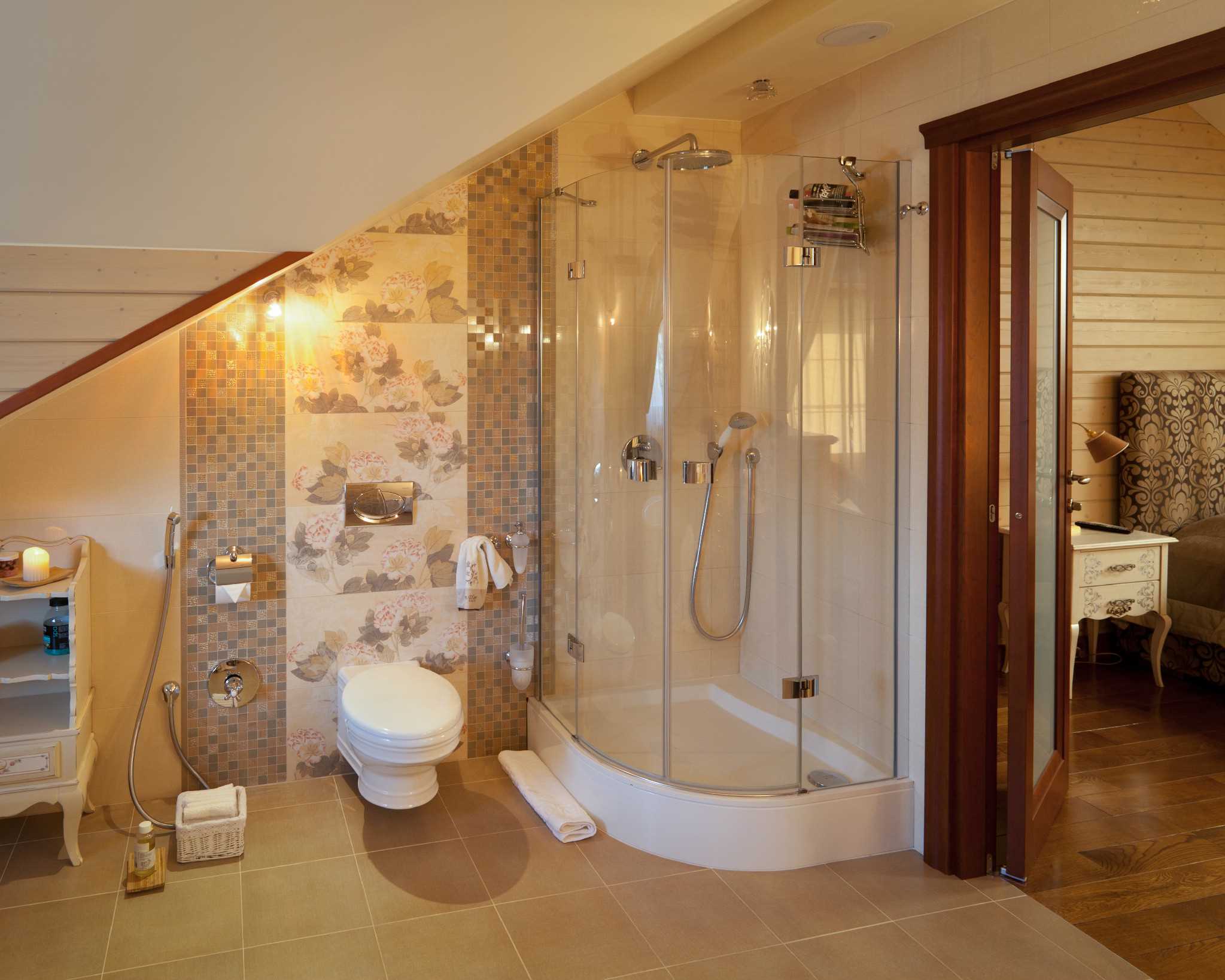 idée de conception inhabituelle d'une salle de bain dans une maison en bois