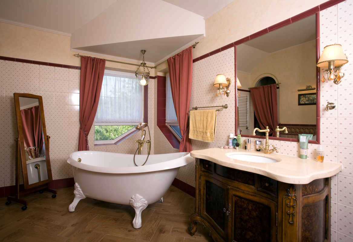 version of the unusual decor of the bathroom in a classic style