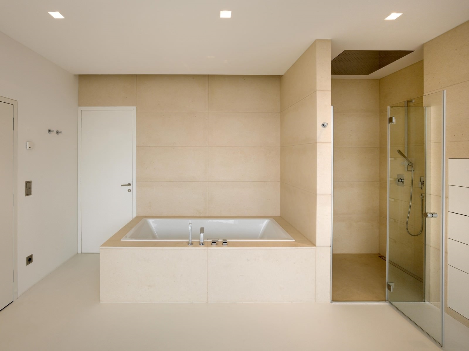 Un esempio di un bellissimo design del bagno in colore beige