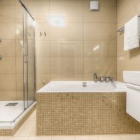 Un esempio di un interno bagno leggero in foto a colori beige