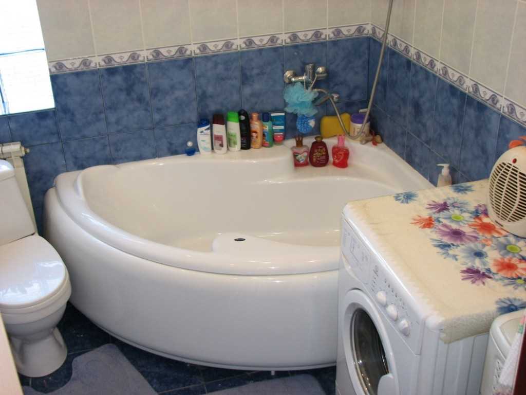 version de l'intérieur de la salle de bain moderne avec baignoire d'angle