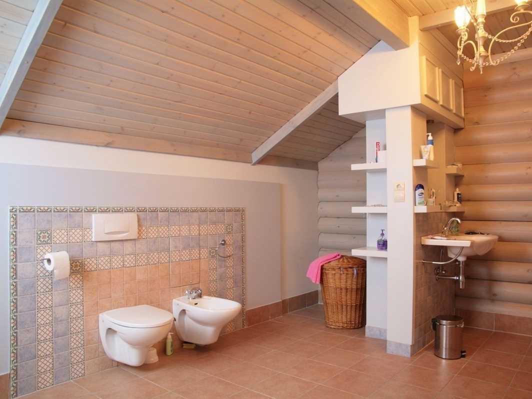 idea of ​​a modern style bathroom in a wooden house