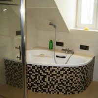 versione del moderno bagno interno con foto vasca da bagno ad angolo