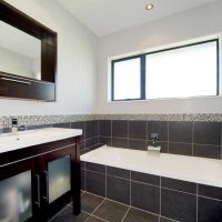idée de design de salle de bain moderne avec fenêtre photo