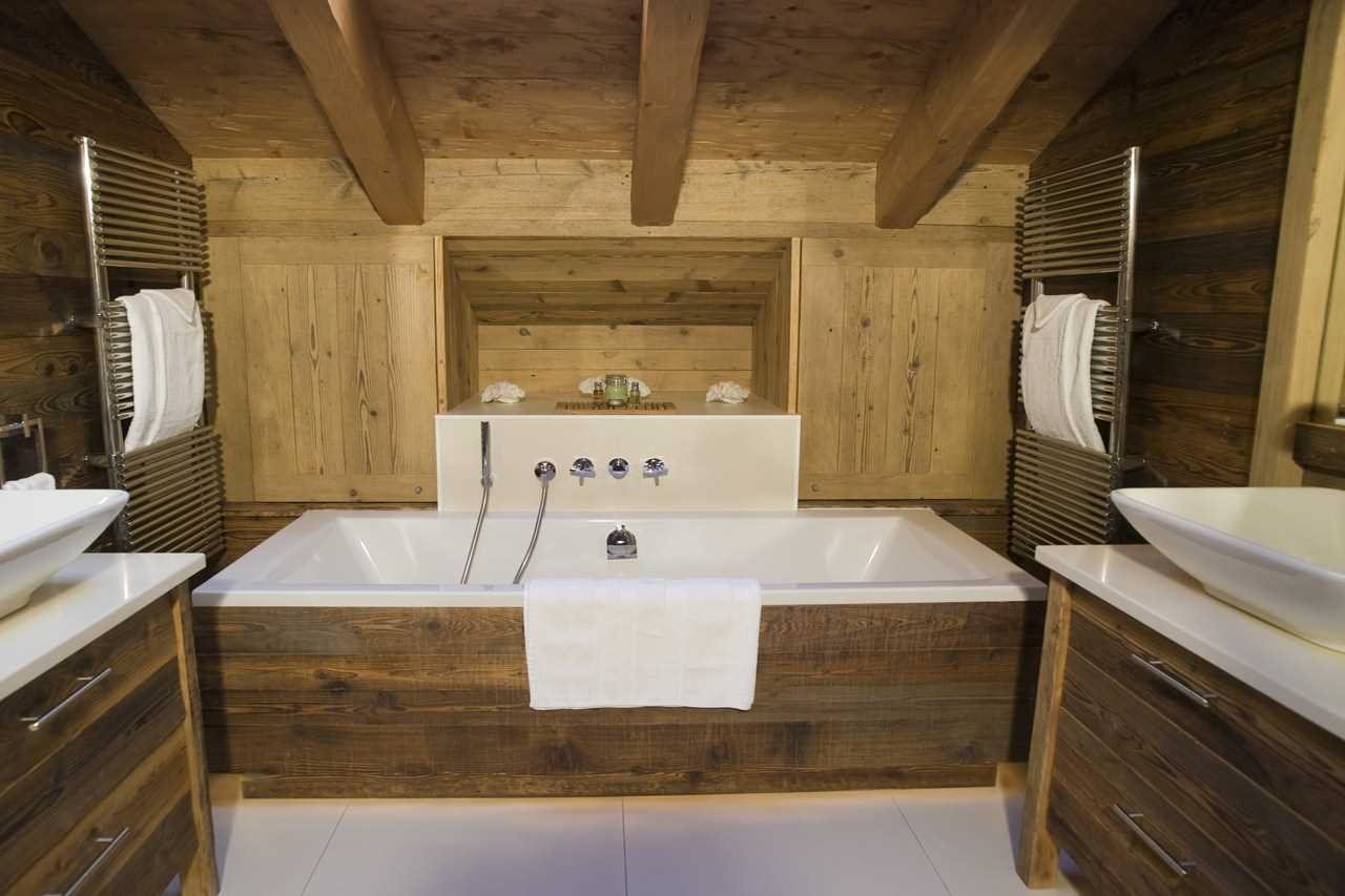 version d'une belle conception d'une salle de bain dans une maison en bois