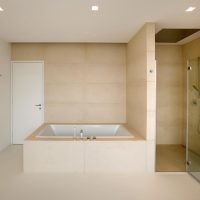 Un esempio di un interno bagno leggero in un'immagine a colori beige