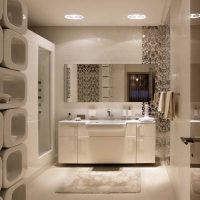 version de l'intérieur lumineux de la salle de bain dans une image de style classique
