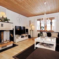 un exemple d'un intérieur inhabituel d'un salon avec une image de cheminée