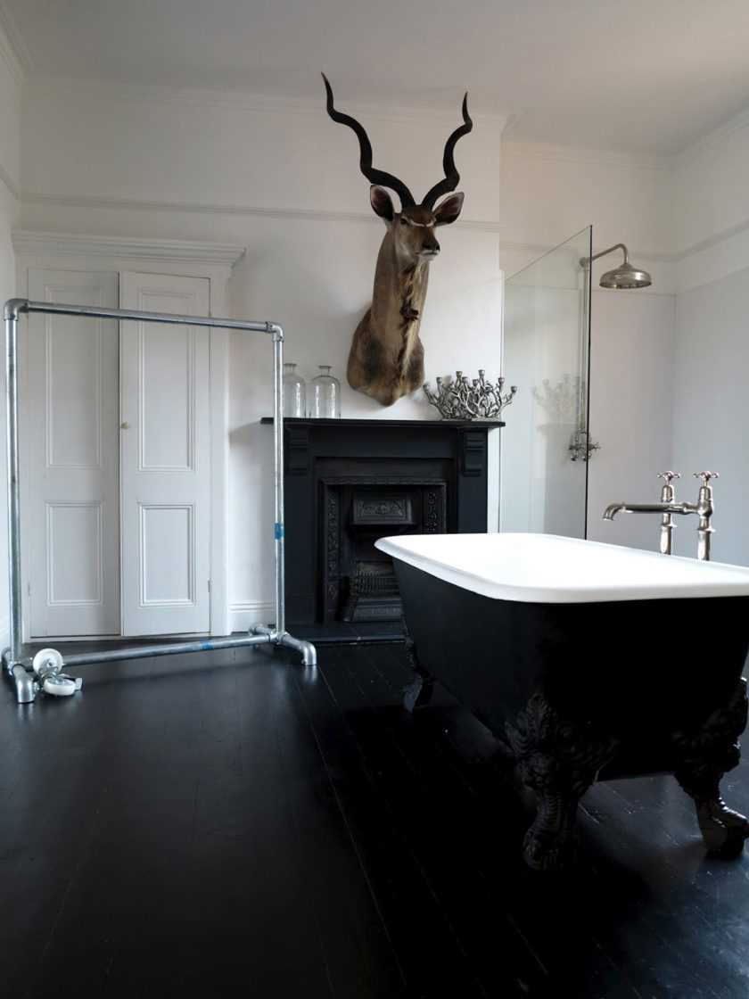l'idée d'un intérieur de salle de bain insolite en noir et blanc