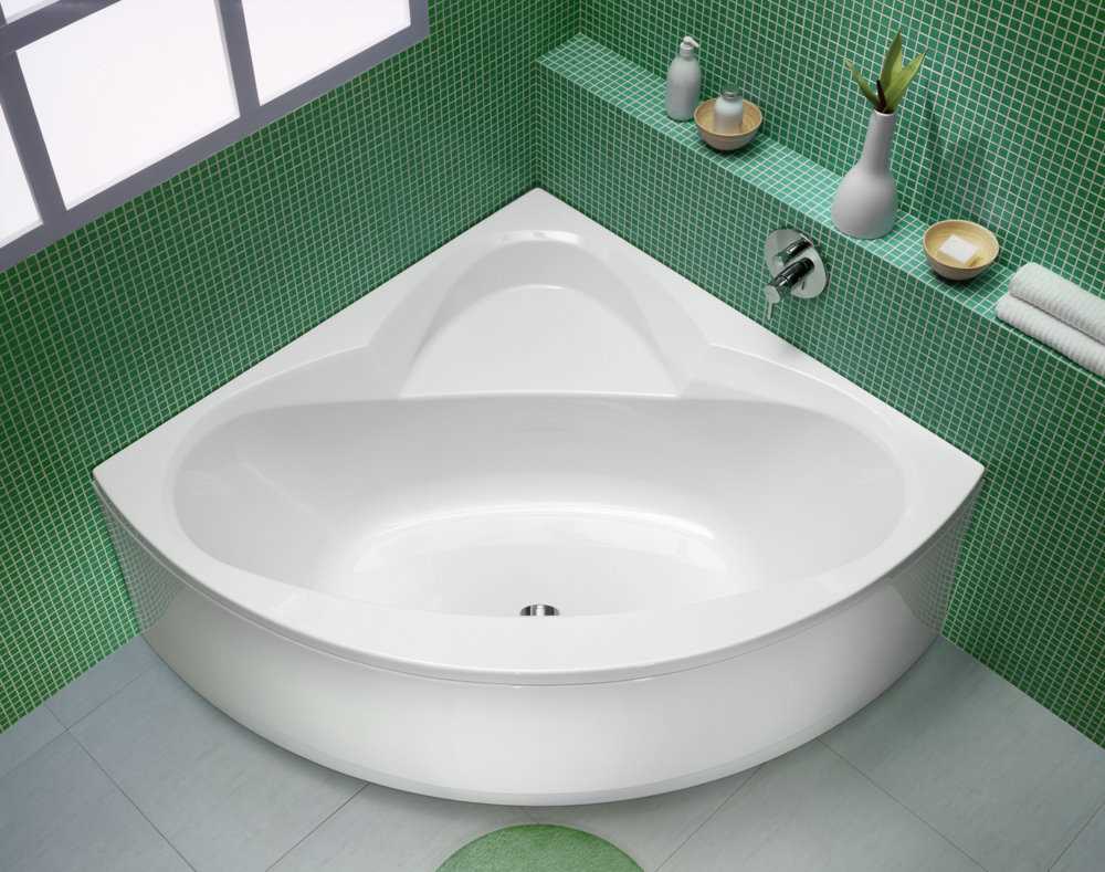 idea di un bagno luminoso con vasca ad angolo