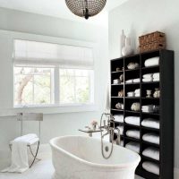 version du style moderne de la salle de bain dans les tons noir et blanc photo