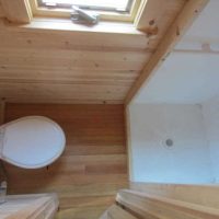 version de l'intérieur de la salle de bains moderne dans une maison en bois