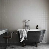 version de l'intérieur de la salle de bains moderne en noir et blanc