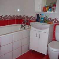 version du magnifique style de la salle de bain de Khrouchtchev photo
