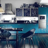 application of bright blue in the design of the apartment photo