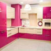 An example of the use of pink in a bright apartment decor picture