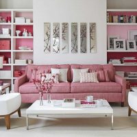 Un esempio di utilizzo del rosa in una foto insolita degli interni della stanza