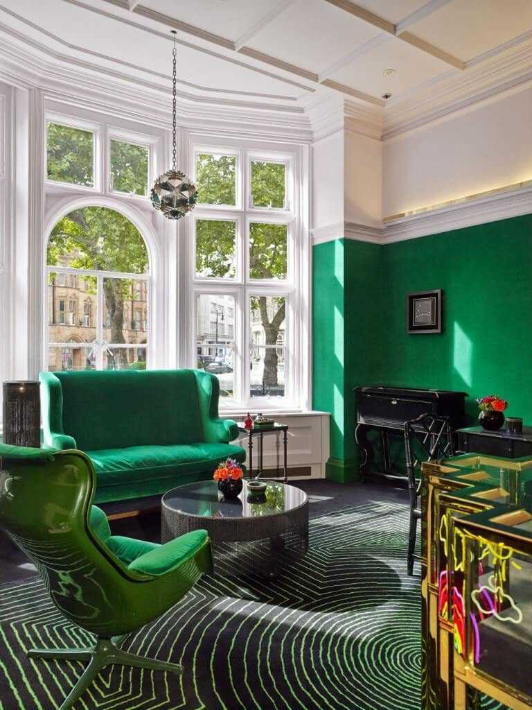 the idea of ​​using green in an unusual room interior