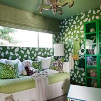 the idea of ​​using green in a bright room decor picture
