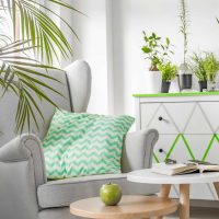 the idea of ​​using green in a bright apartment decor picture