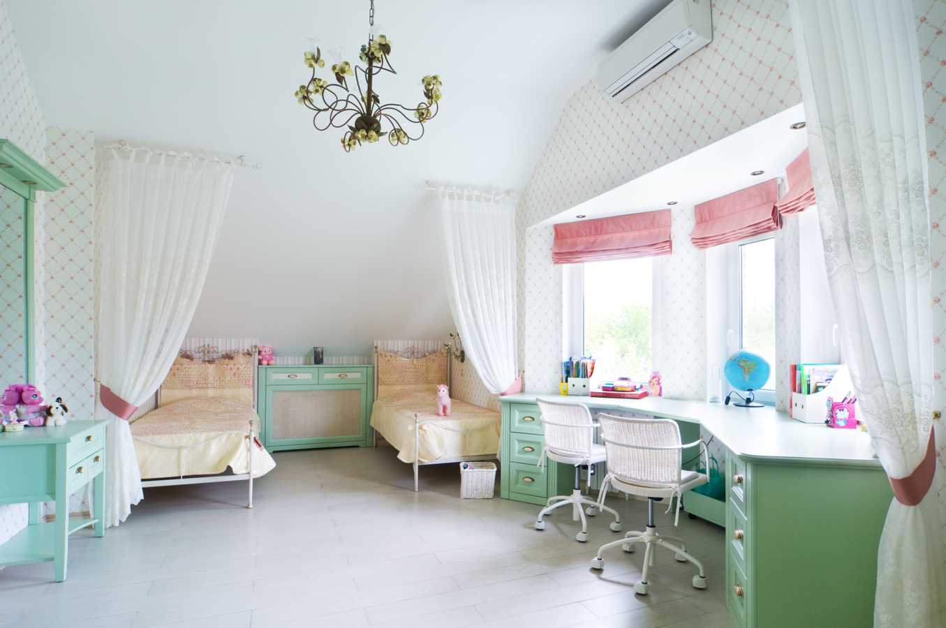 Un esempio del design luminoso di una camera per bambini per due ragazze