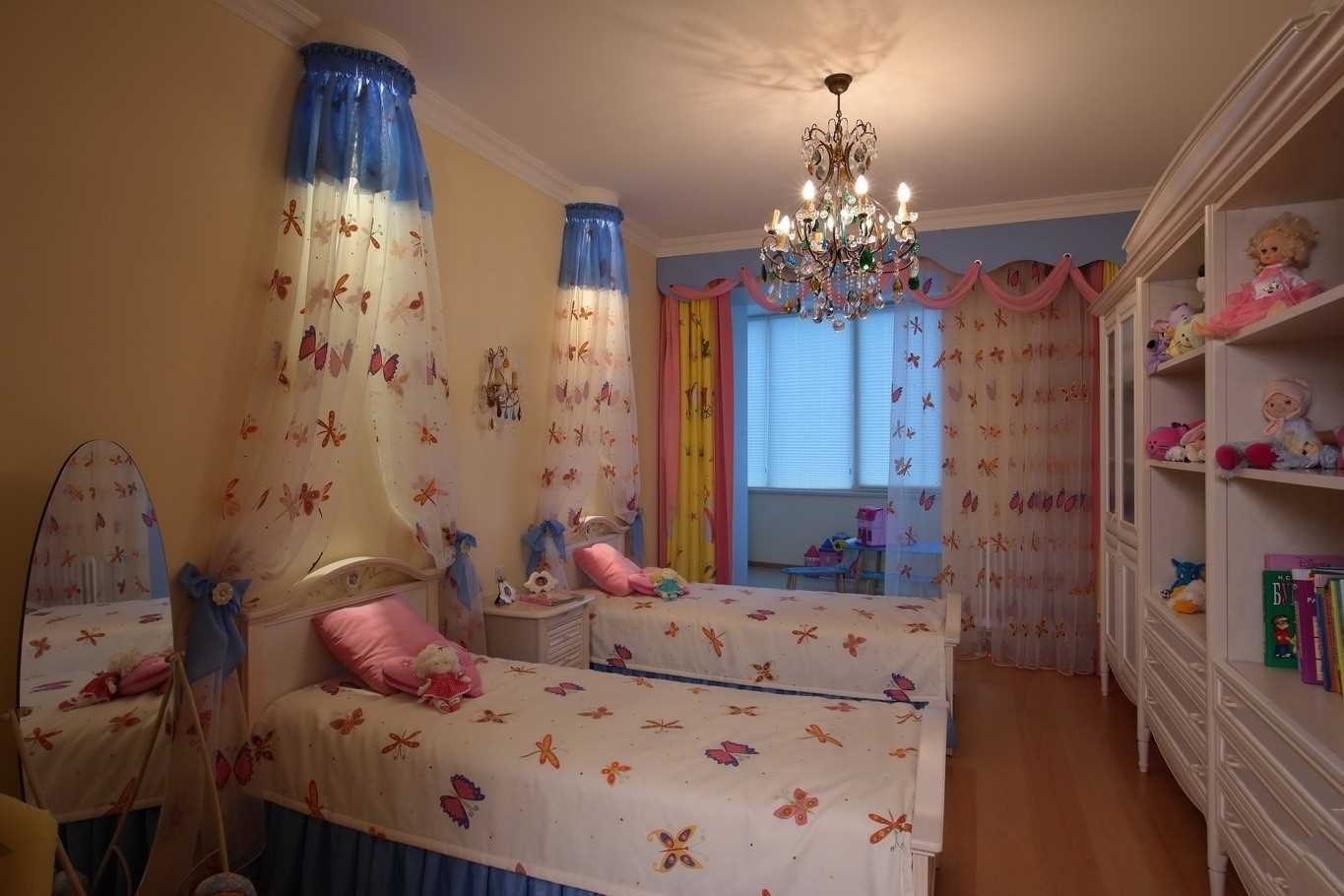 Un exemple du style lumineux d'une chambre d'enfants pour deux filles