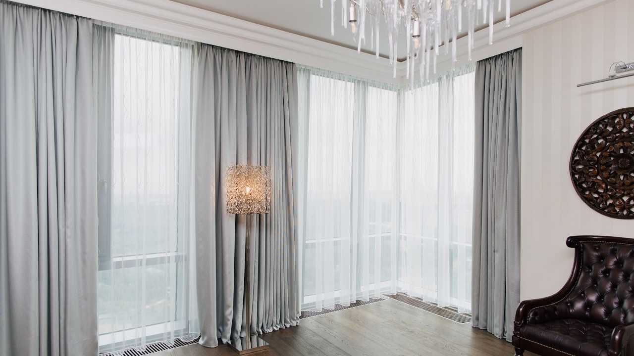 An example of the use of modern curtains in a bright room decor