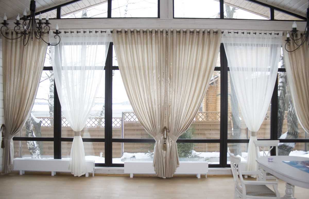 la possibilité d'utiliser des rideaux modernes dans un beau décor de chambre