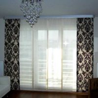 un exemple d'utilisation de rideaux modernes dans une photo d'appartement avec un décor inhabituel