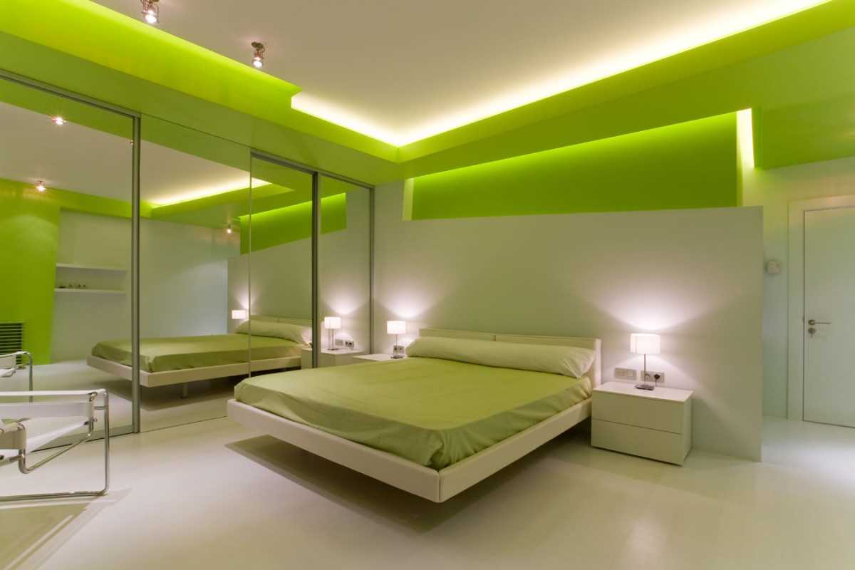 the option of using green in a bright room interior