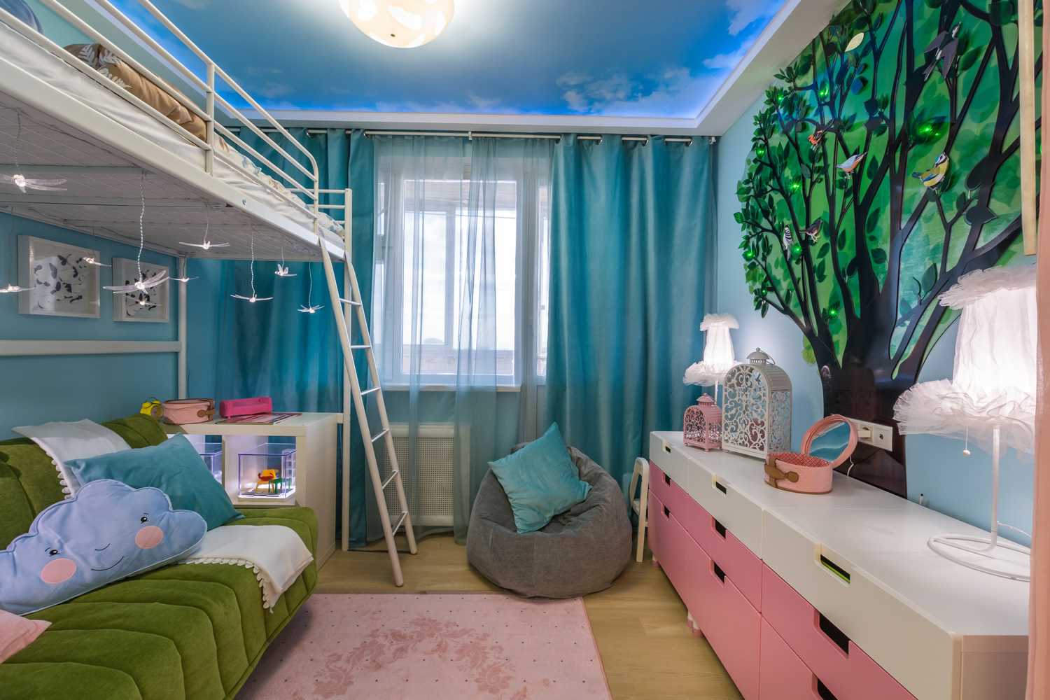 variante de conception lumineuse d'une chambre pour fille de 12 m²