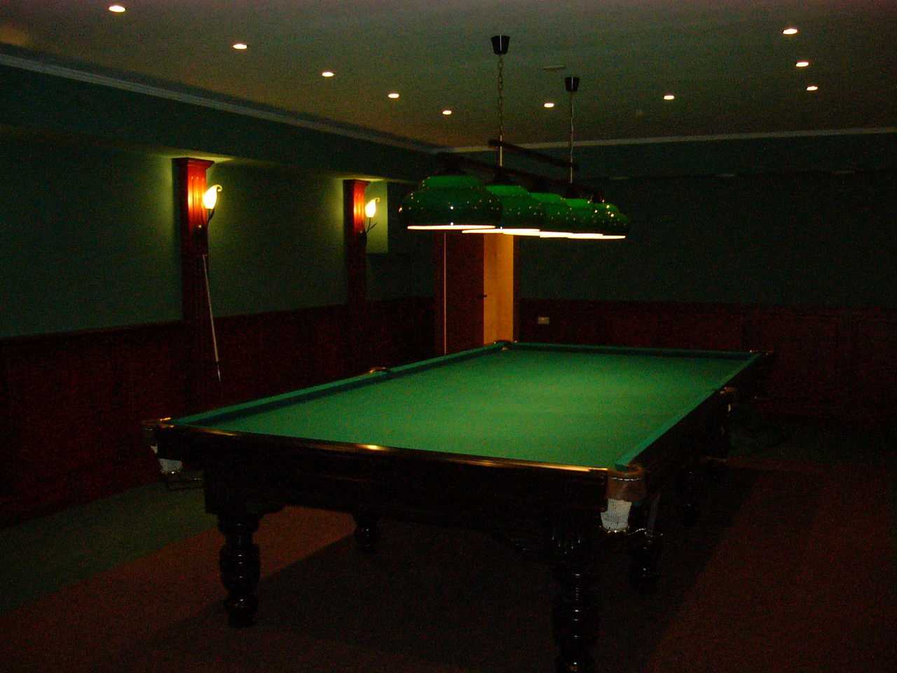 idea of ​​bright billiard room design