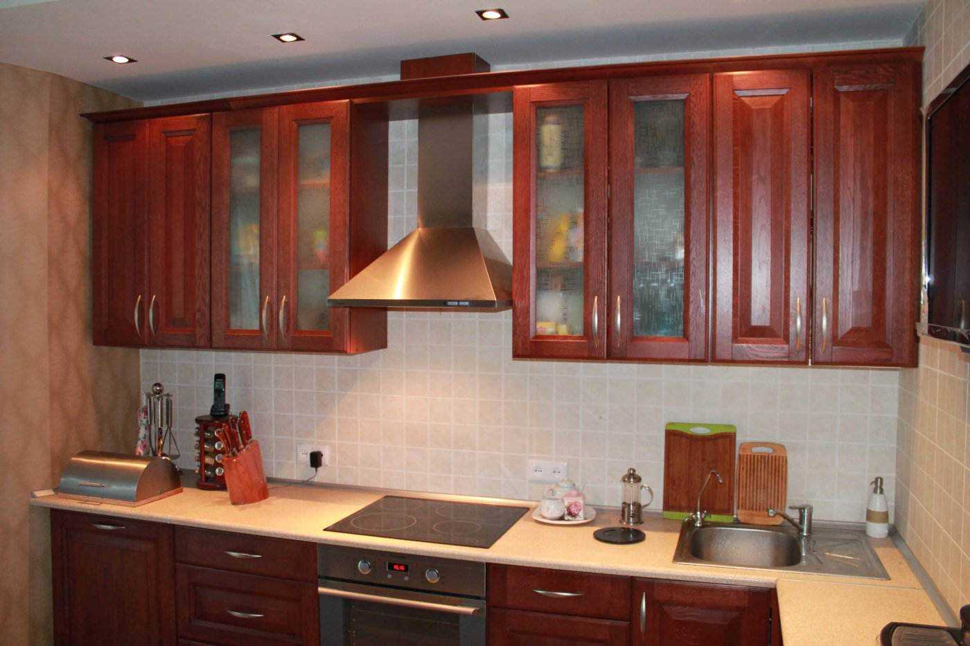 An example of a light kitchen decor of 14 sq.m