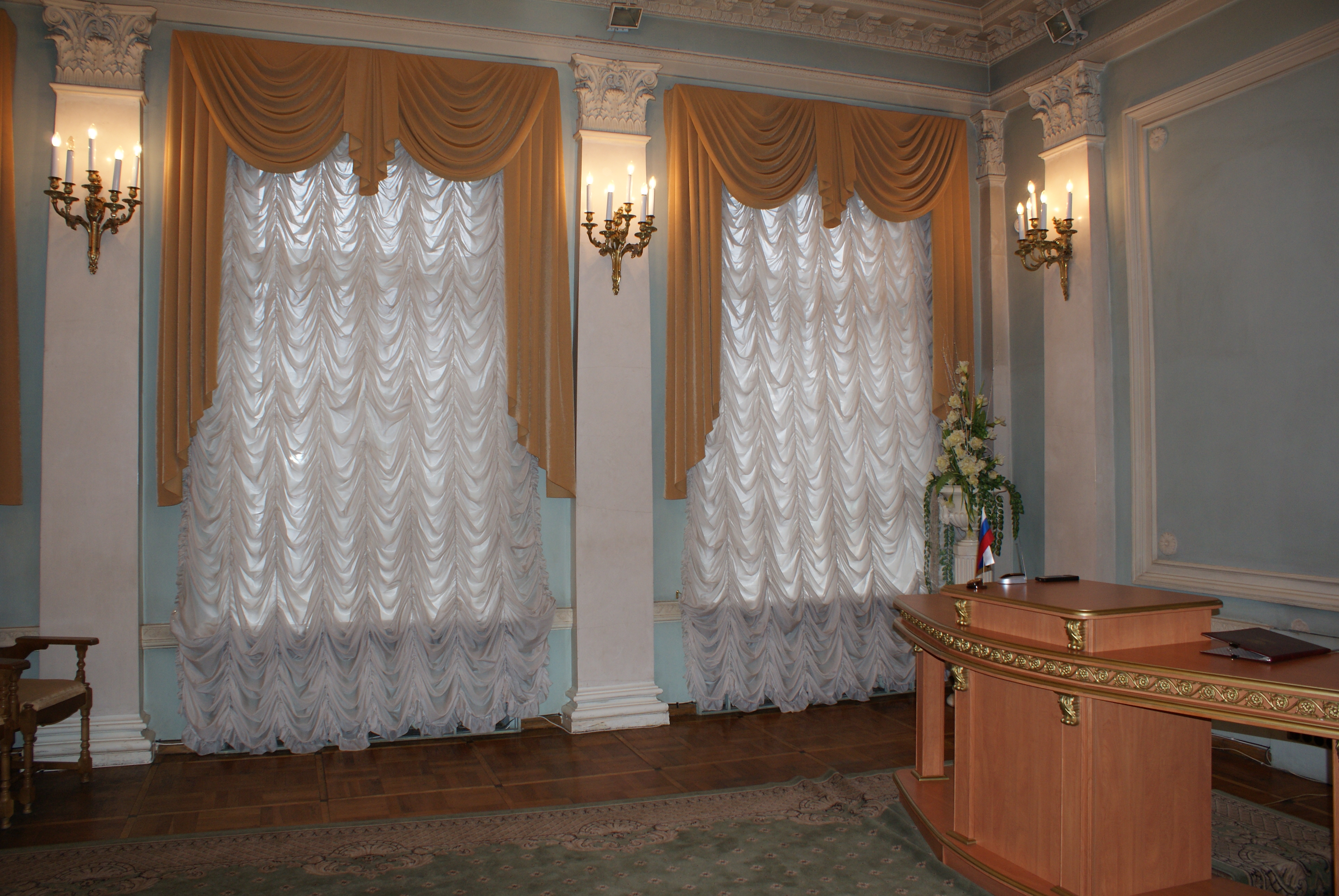 Exemple d'utilisation de rideaux modernes dans un intérieur de pièce lumineuse