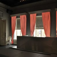Un exemple d'utilisation de rideaux modernes dans une photo d'appartement avec un décor lumineux