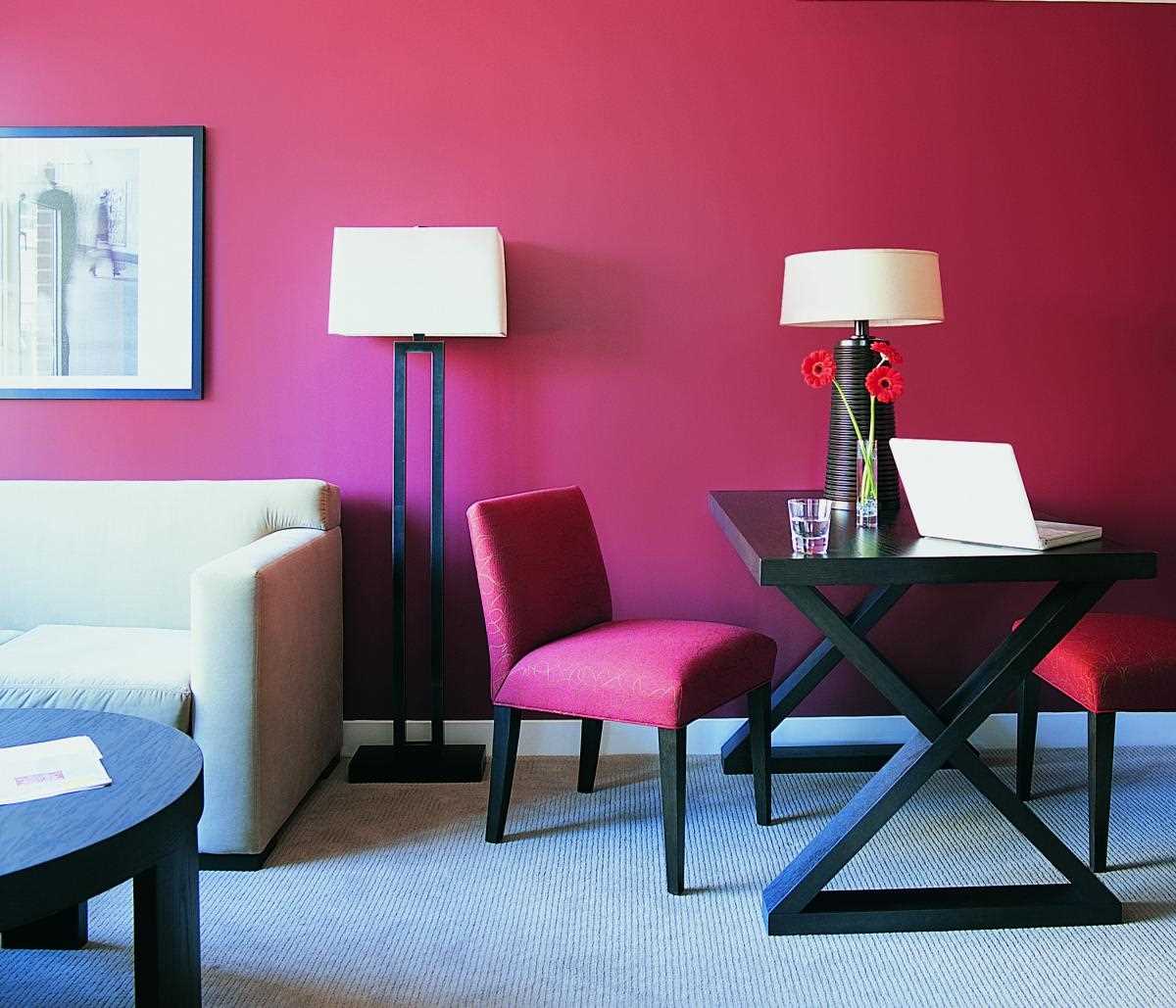 Un esempio di utilizzo del rosa in un interno luminoso dell'appartamento