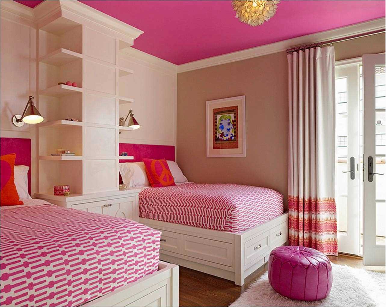 the idea of ​​using pink in a bright room decor